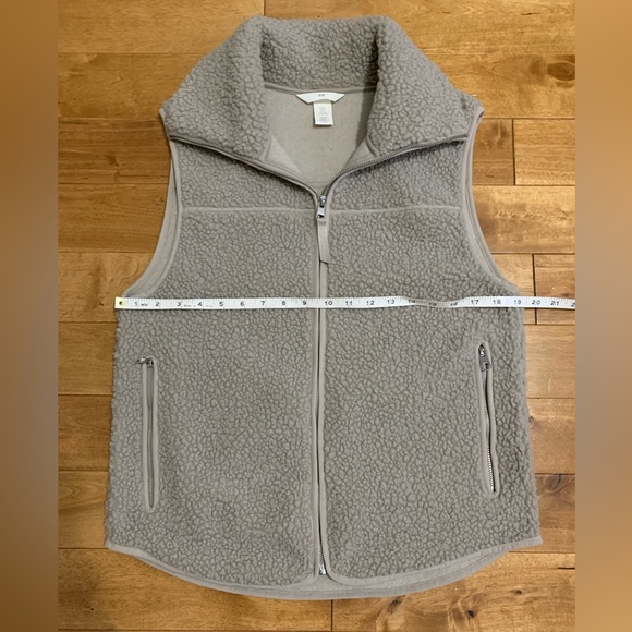 H&M teddy vest - Picture 10 of 10
